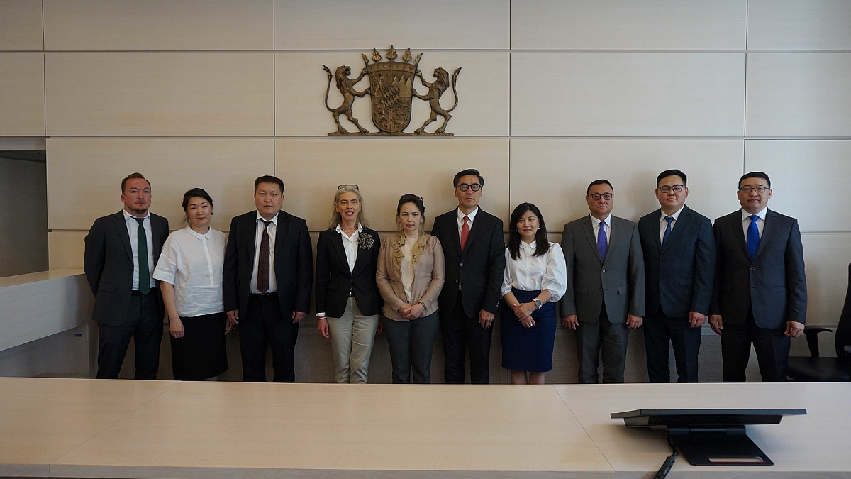 [Translate to English:] Das Team des BayVGHs unter Leitung der Präsidentin Frau Andrea Breit widmete der mongolischen Richterdelegation einen vollen Arbeitstag mit intensivem Fachaustausch
