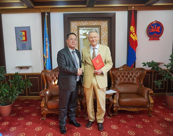 Hr. G.Bayasgalan - Staatssekretär des Ministeriums für Justiz und Inneres der Mongolei überreicht Dr. Harbich die Auszeichnung 