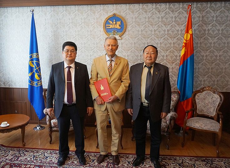 v.l.n.r. D.Odbayar - Präsident des Verfassungsgerichts, Dr. Dr.h.c. J.Harbich, Akademiker N.Jantsan - Mitglied des Verfassungsgerichts, Verdienter Jurist der Mongolei