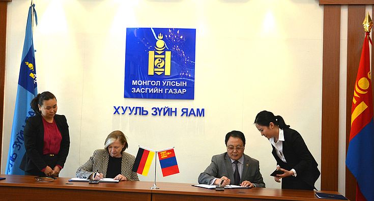 2015: Unterzeichnung der erneuerten Vereinbarung zwischen der HSS und der Regierung der Mongolei zur Förderung und Beratung im Bereich des Rechts und der allgemeinen Verwaltung